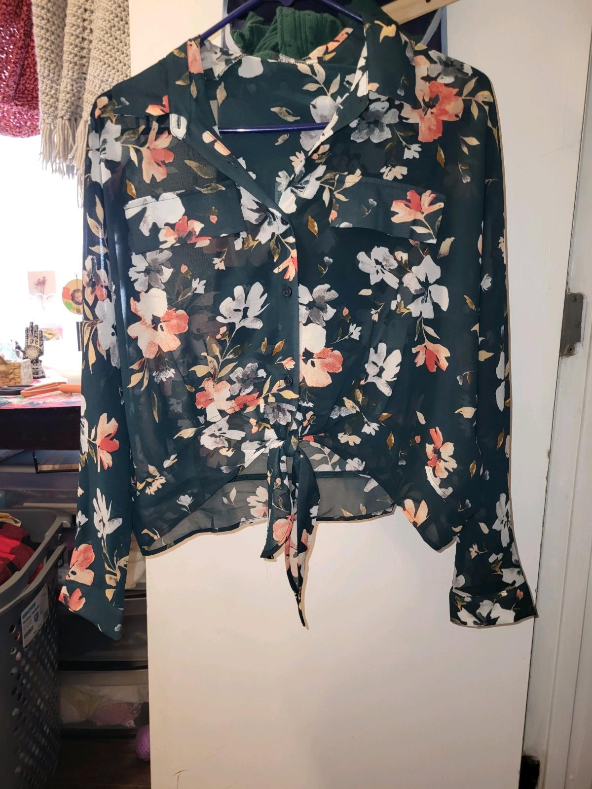 womens blouse - Chicago, Illinois - FleaMarketBay