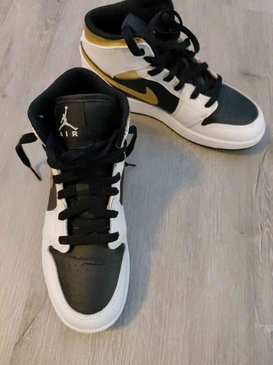 Air Jordan 1 Mid GS Black White and Gold size 5 - Houston, Texas - FleaMarketBay