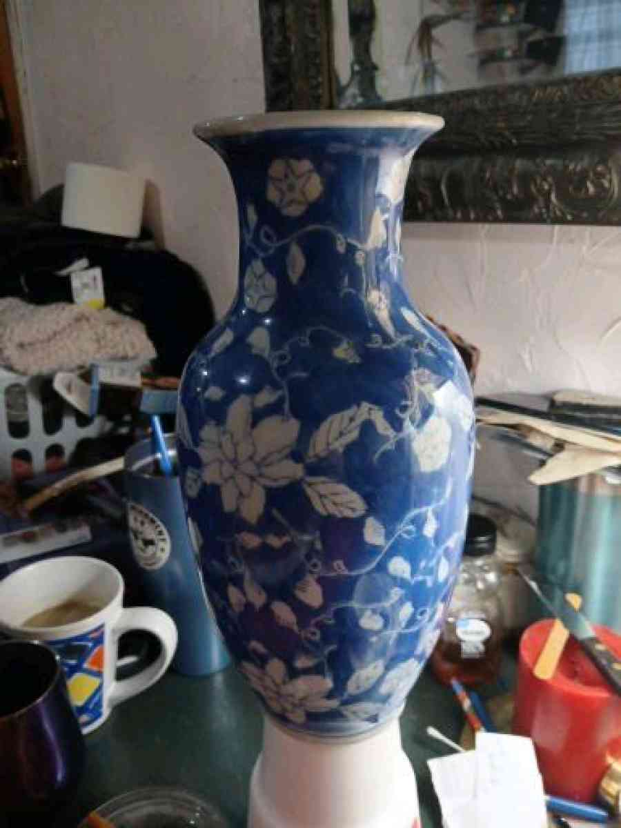 Blue and white vintage vase early 1800s - Mobile, Alabama - FleaMarketBay