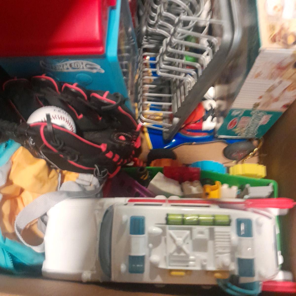 misc toys and books - Everett, Washington - FleaMarketBay