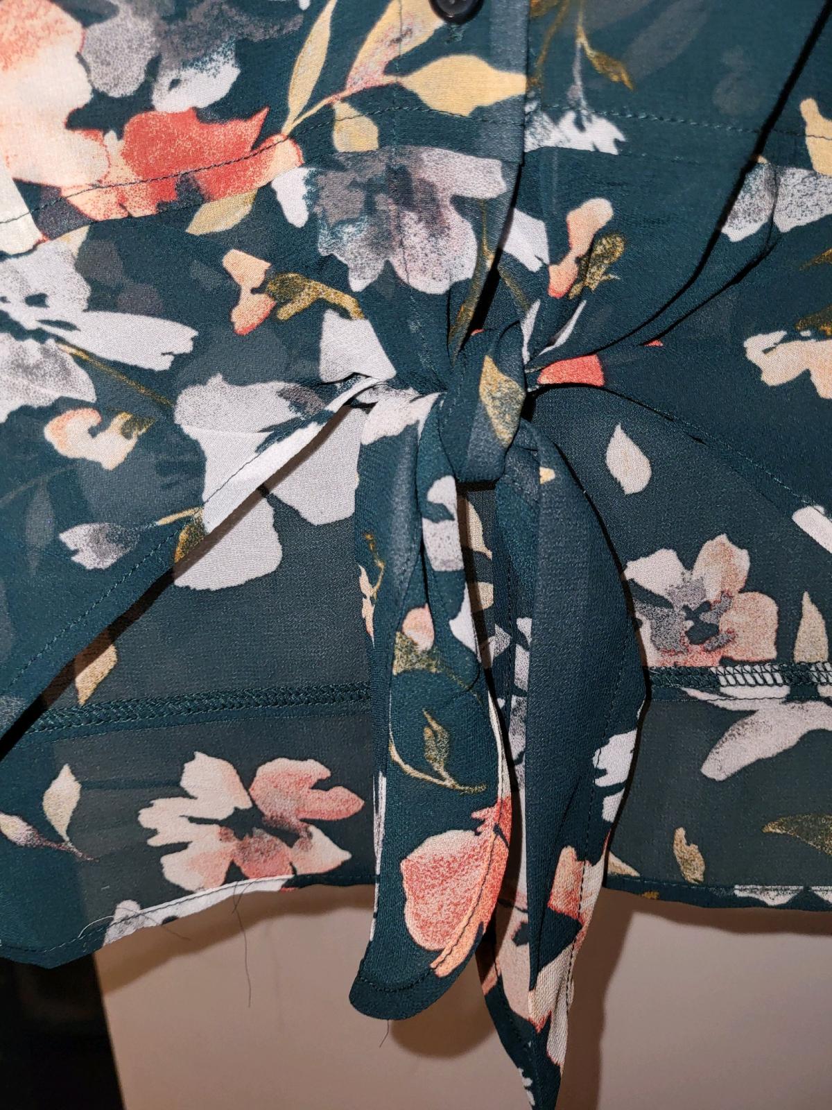 womens blouse - Chicago, Illinois - FleaMarketBay