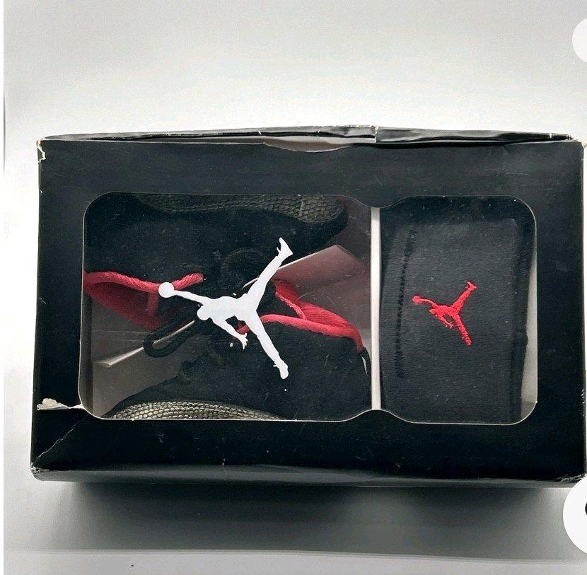 Jordan 12 Retro blacksiren red infant size 3c combo nib