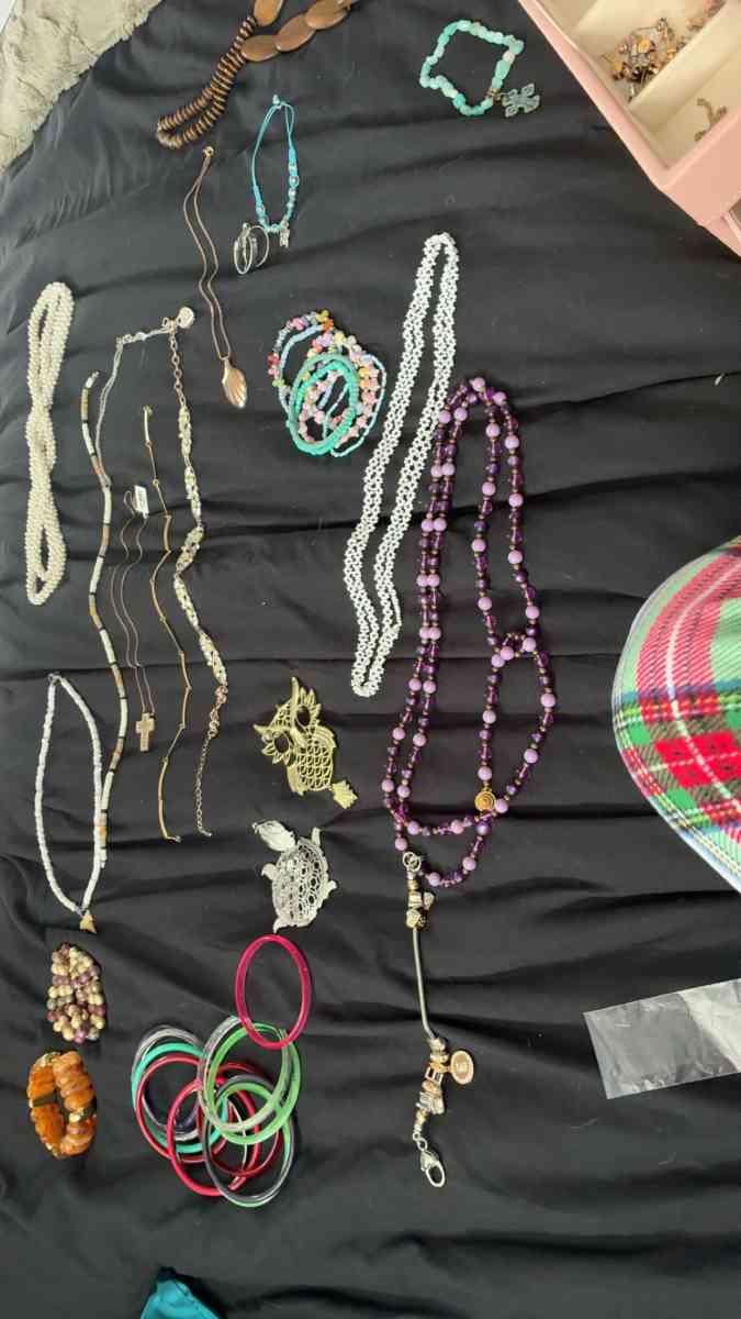 jewelry - Hinton, West Virginia - FleaMarketBay