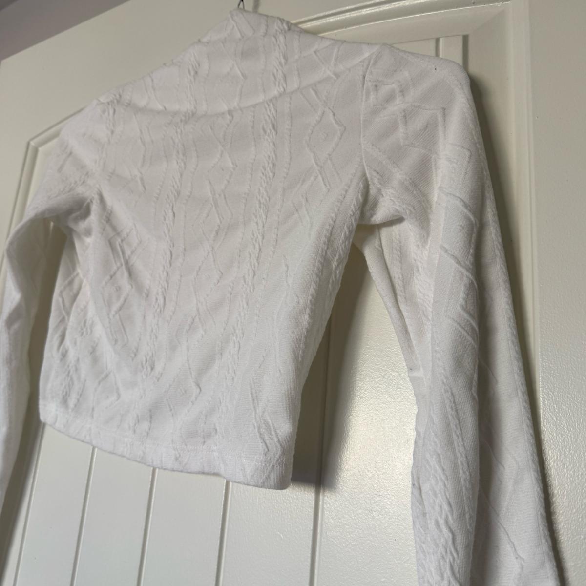 White UltraCropped Knit Bolero Shrug  Textured Cable Pattern - Los Angeles, California - FleaMarketBay