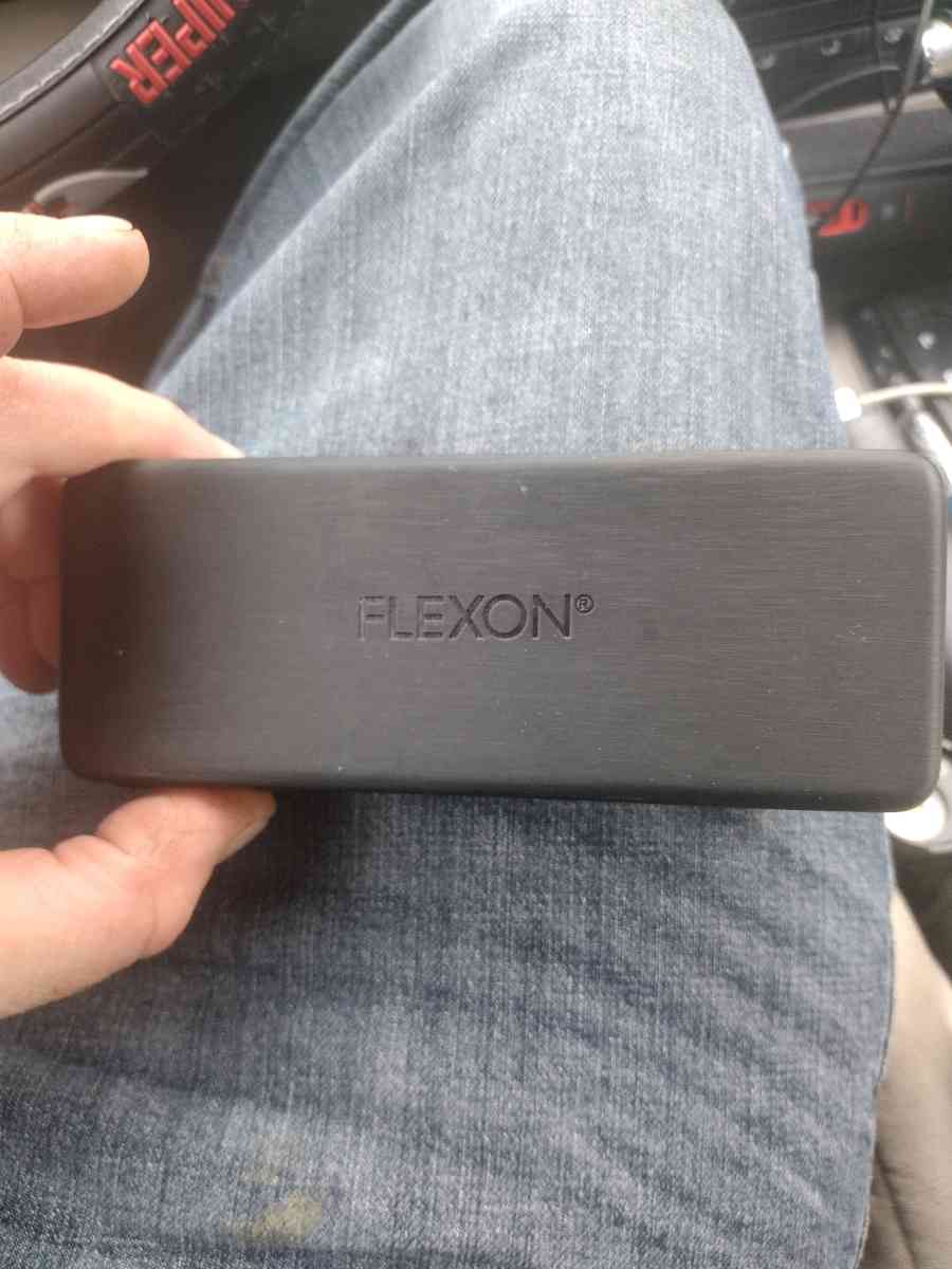 mens sunglasses with case - Belleville, Illinois - FleaMarketBay