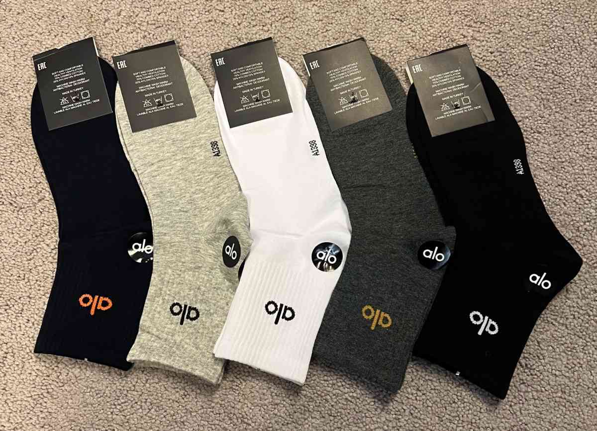 ALO Yoga Half Crew Socks unisex Medium - Albany, New York - FleaMarketBay