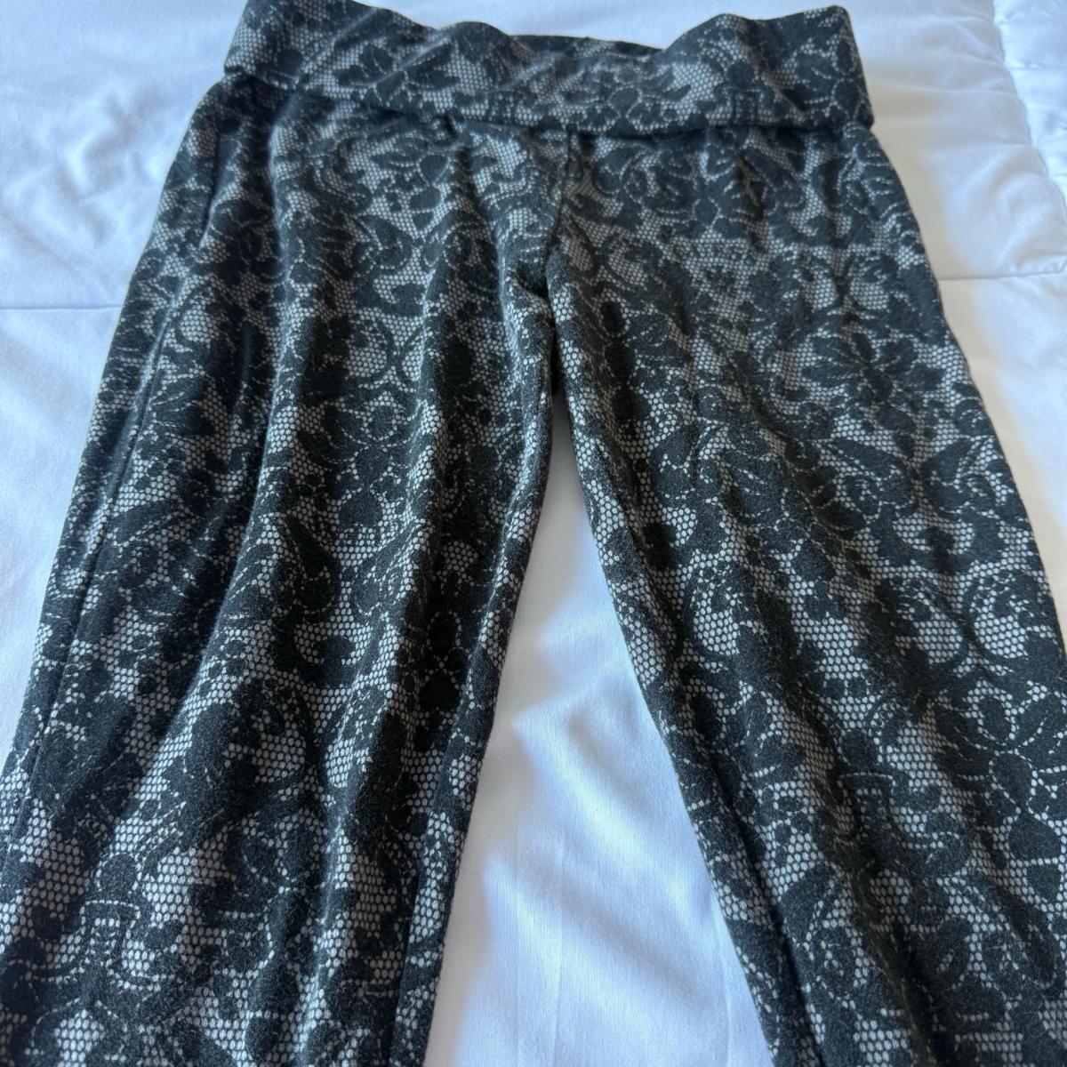 GUESS Black Lace Print Stretch Leggings  Slim Fit PullOn Pan - Los Angeles, California - FleaMarketBay