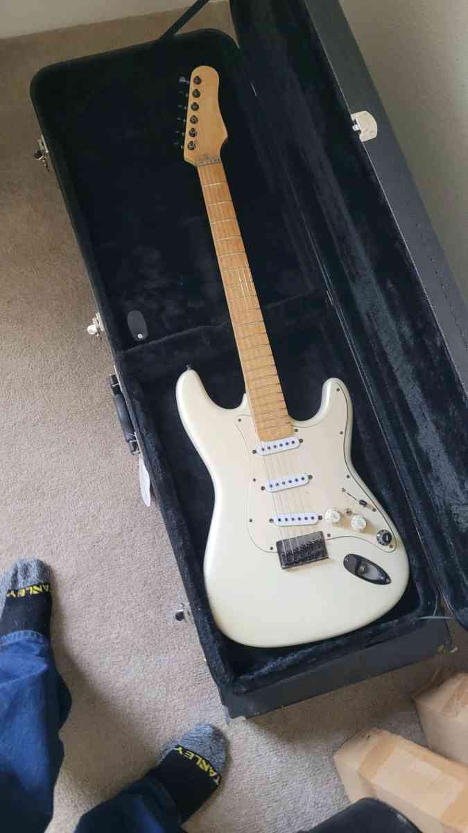 Guitars - Igo, California - FleaMarketBay