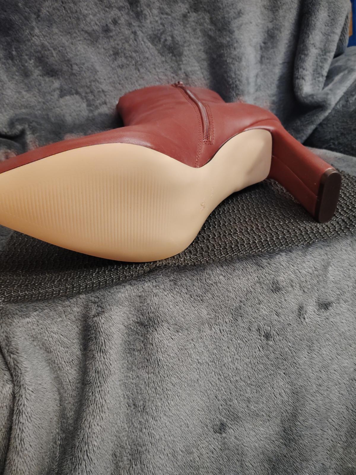 BCBGeneration Women's Kalia Fashion Boot, Burgundy,9.5 - Virginia Beach, Virginia - FleaMarketBay