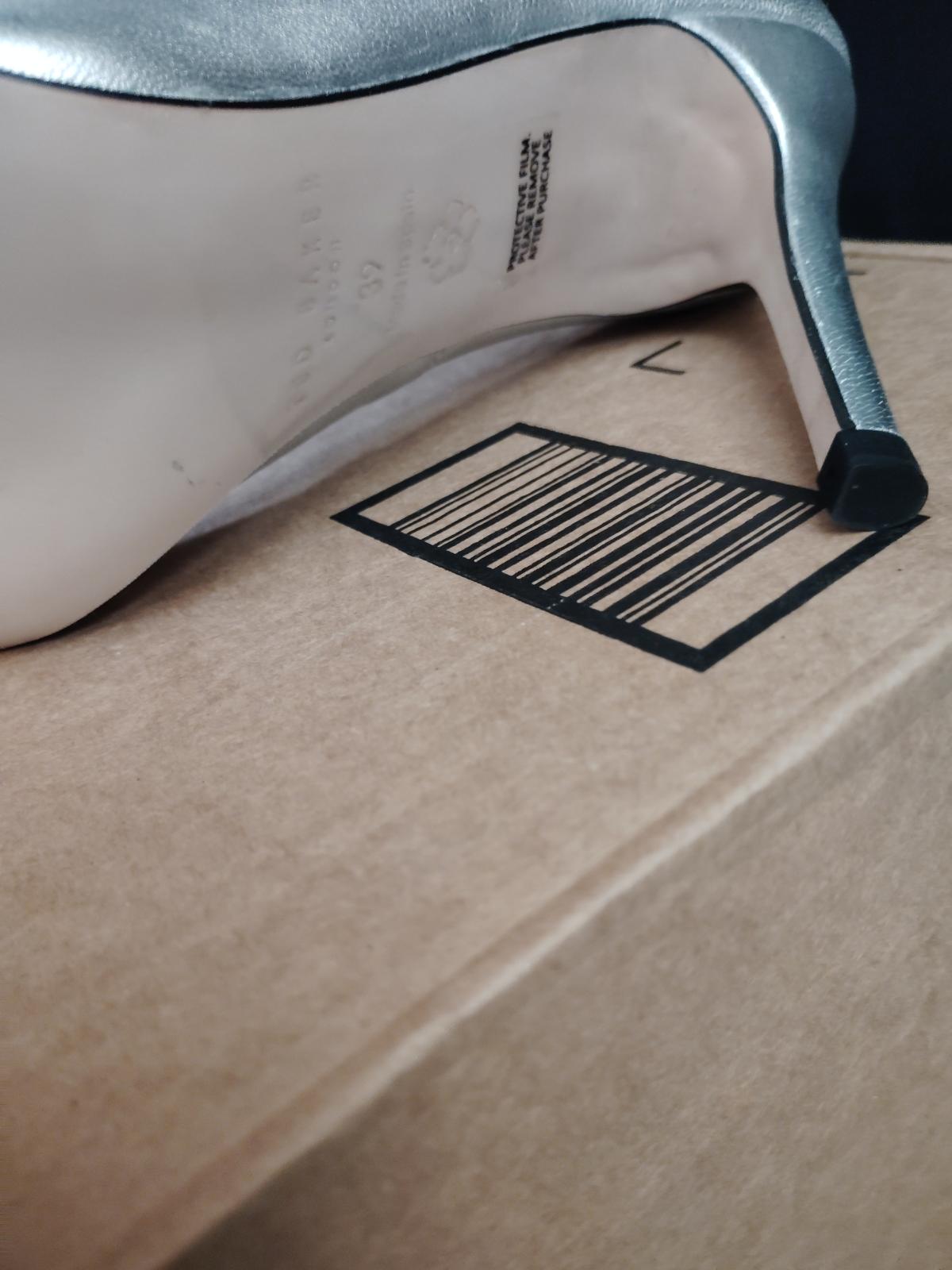 Ted Baker Women's Ryal Bow Court Pump silver size 8 to 8.5 - Virginia Beach, Virginia - FleaMarketBay