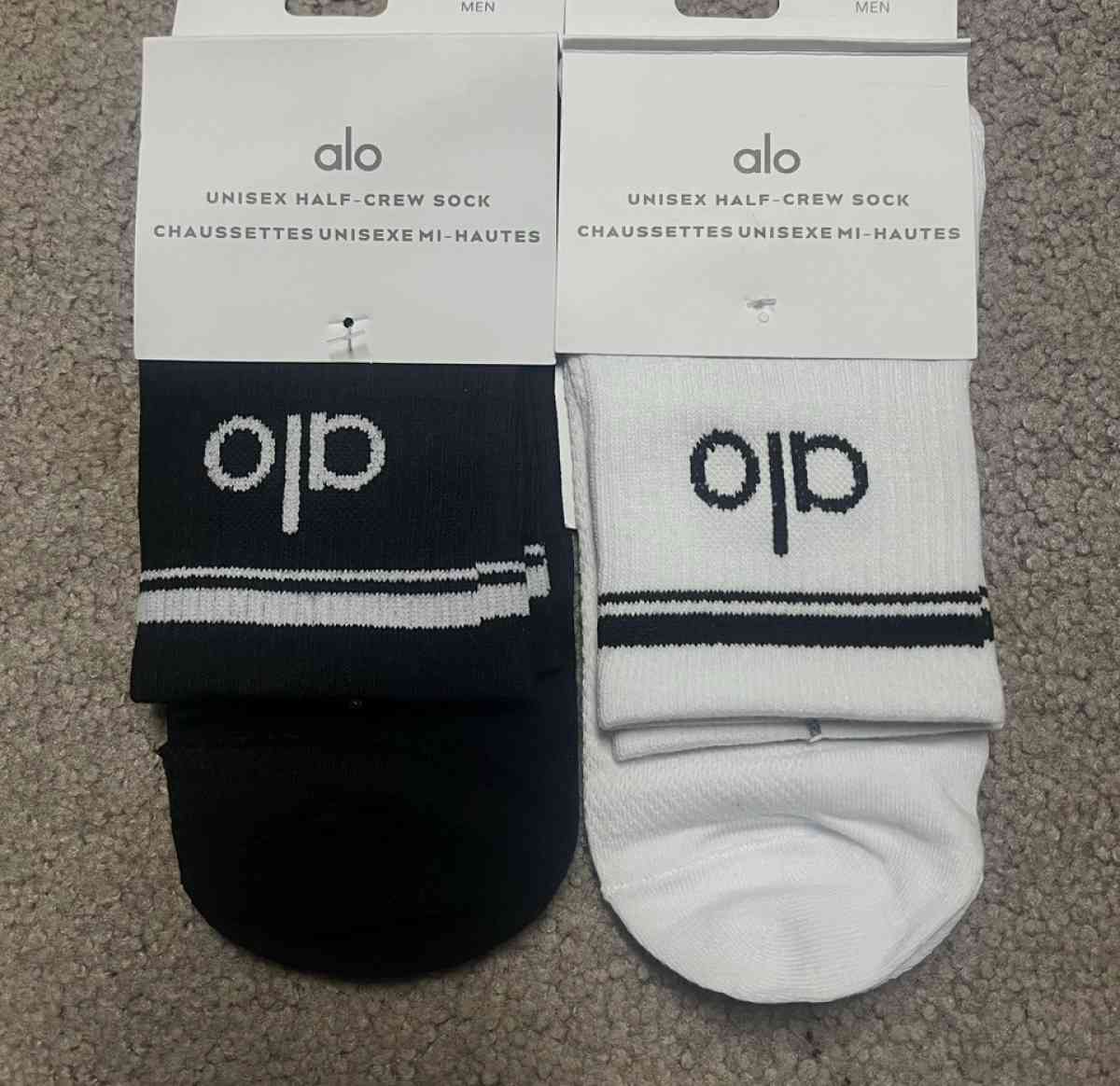 ALO Yoga Half Crew Unisex Socks Medium - Albany, New York