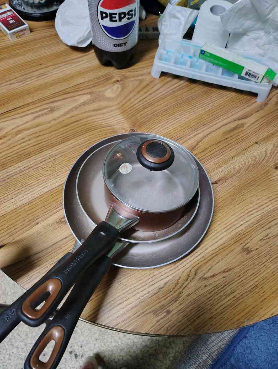 Faberware skillets 5 and 1pot with lid - Saint Joseph, Missouri - FleaMarketBay