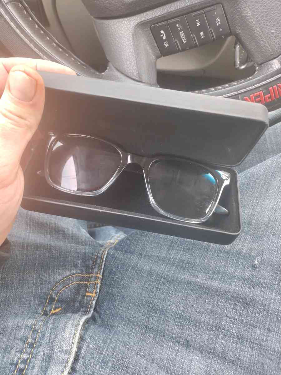 mens sunglasses with case - Belleville, Illinois