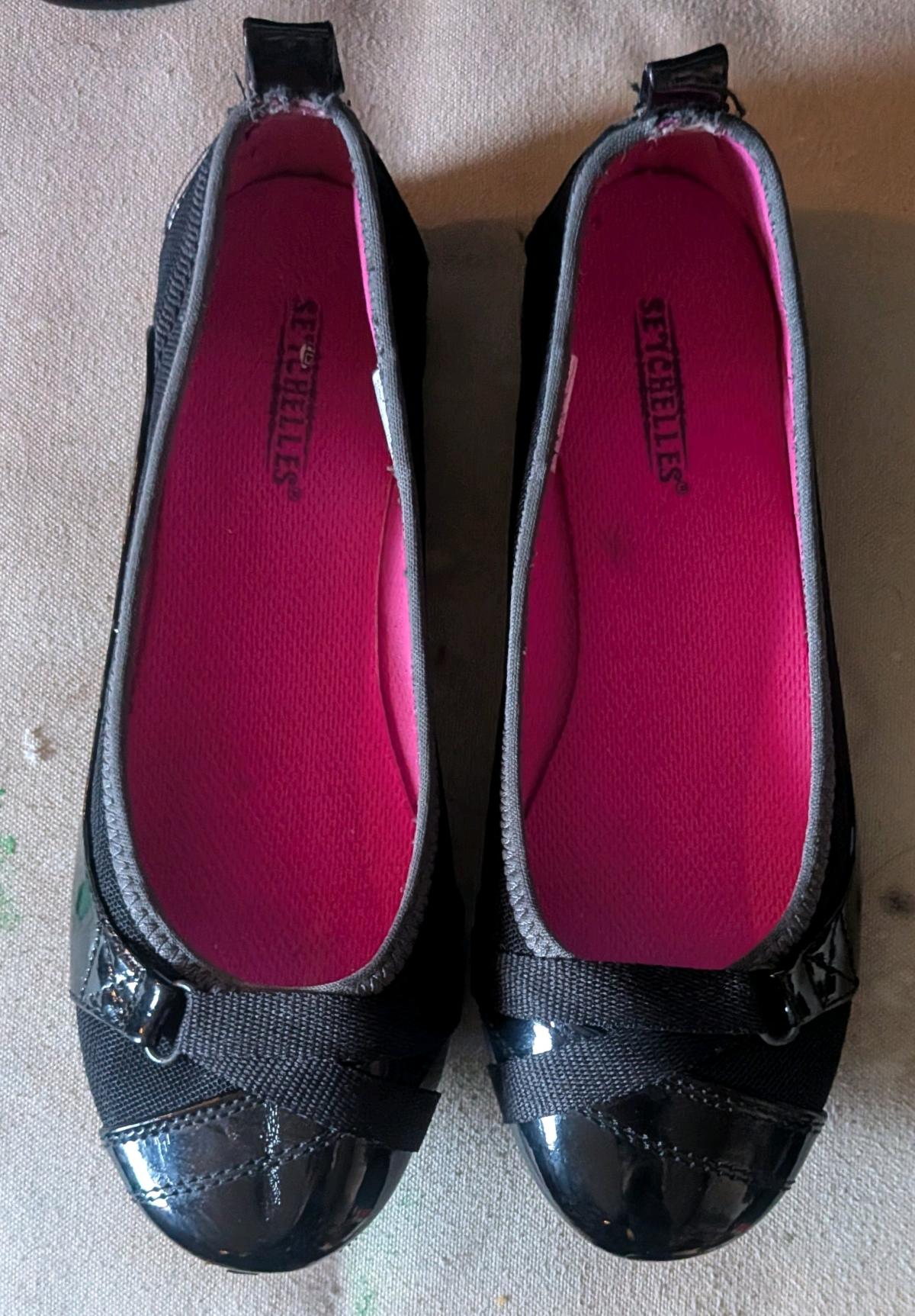 Womens Black Slip Ons - Terrebonne, Oregon