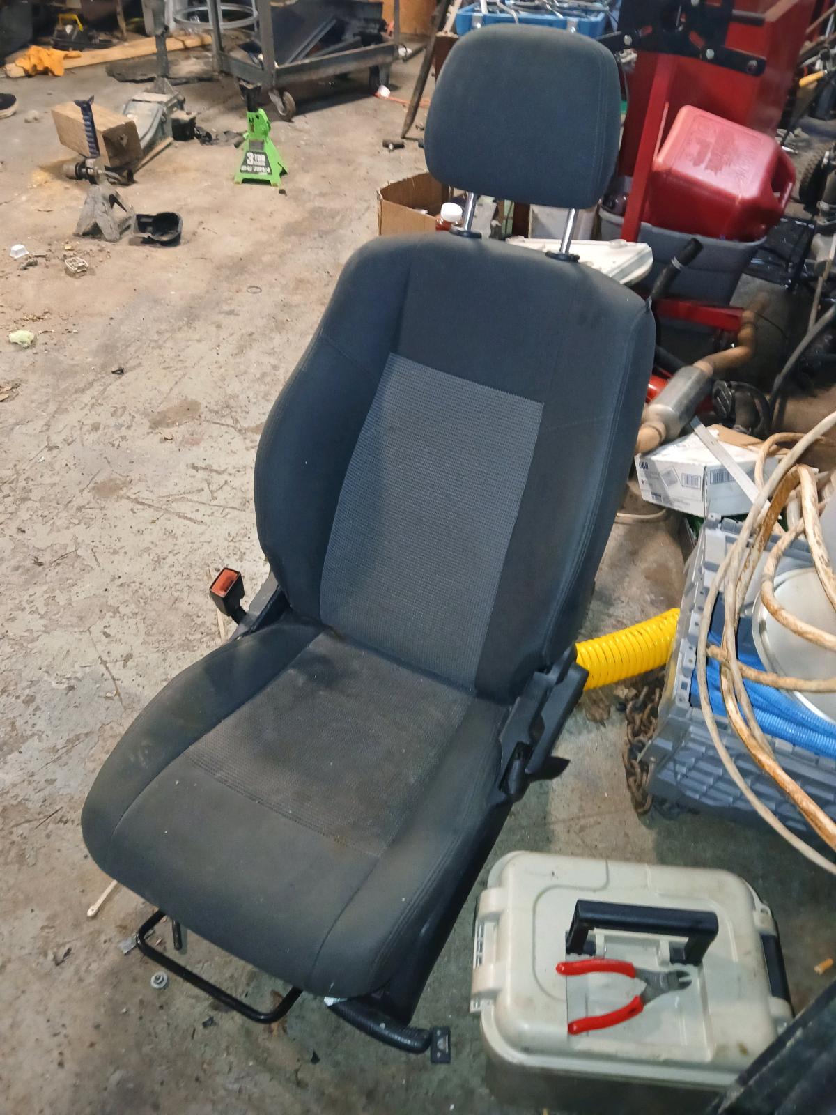 2017 JEEP PATRIOT 4x4 PASSENGER SEAT - Covington, Georgia