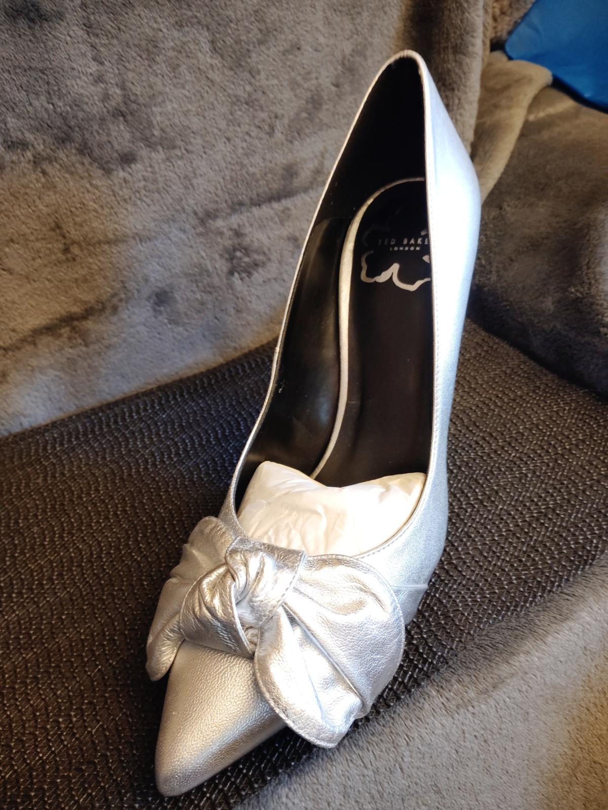 Ted Baker Women's Ryal Bow Court Pump silver size 8 to 8.5 - Virginia Beach, Virginia - FleaMarketBay