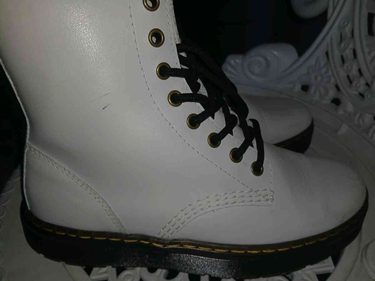 docmartin size 8 womans - Valley Center, California - FleaMarketBay