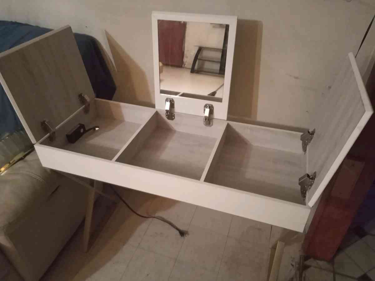 vanity table - Altamonte Springs, Florida