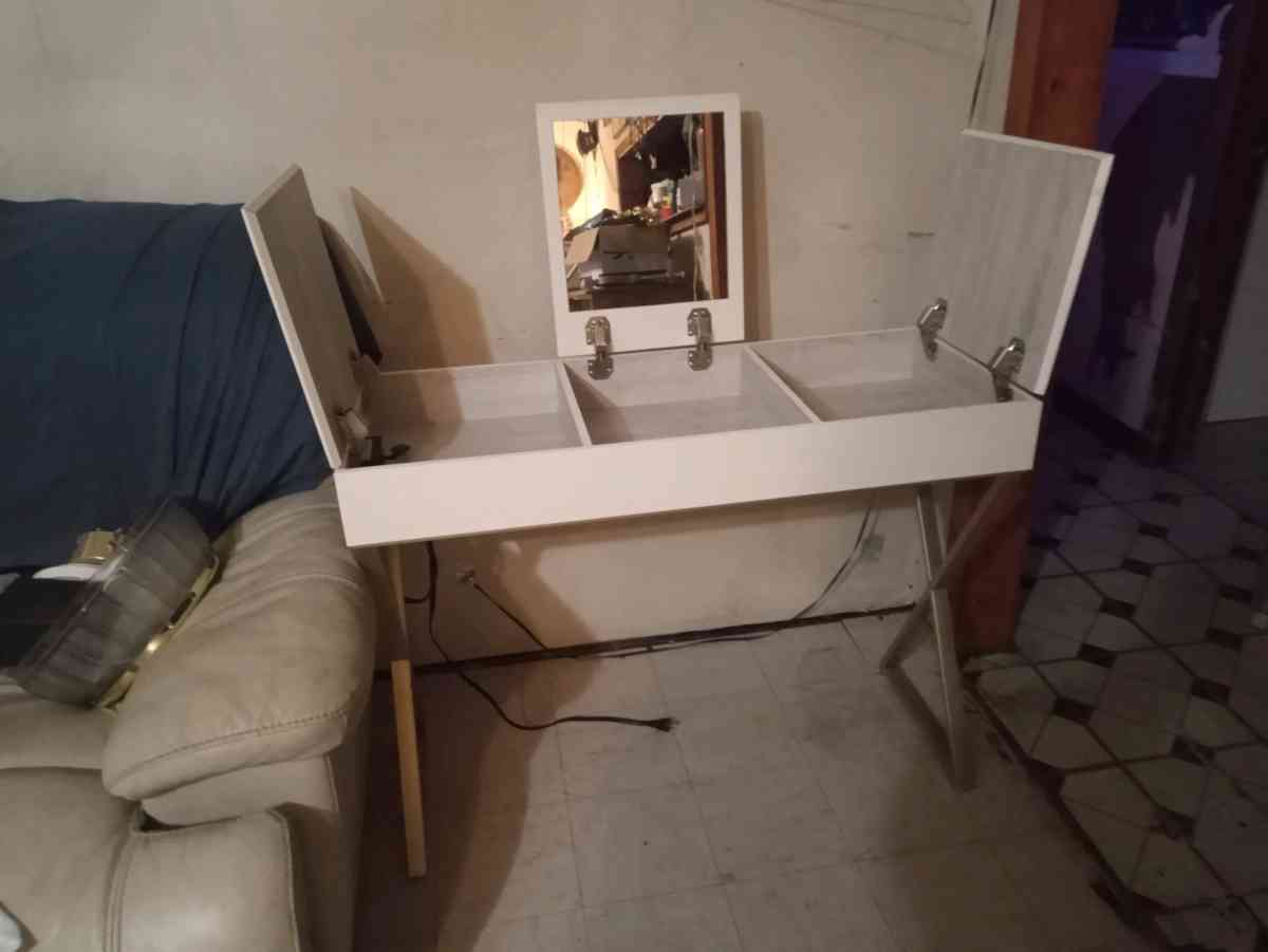 vanity table - Altamonte Springs, Florida - FleaMarketBay
