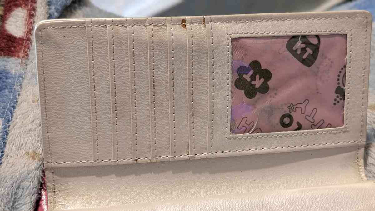 hello kitty wallet - Kansas City, Kansas - FleaMarketBay
