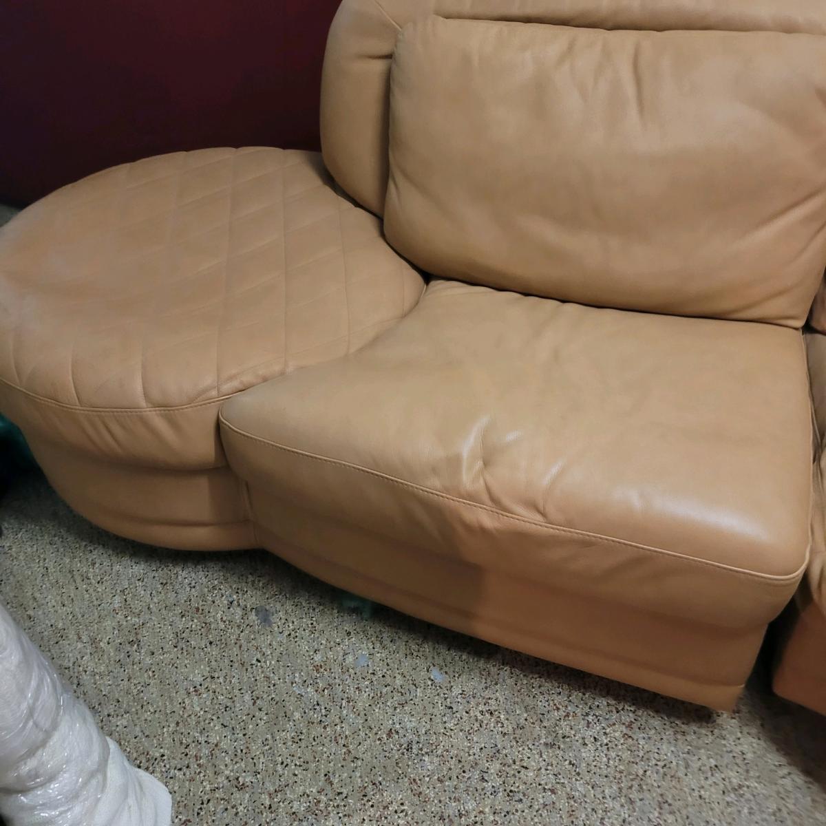 Natuzzi Leather sectional - Bellmawr, New Jersey