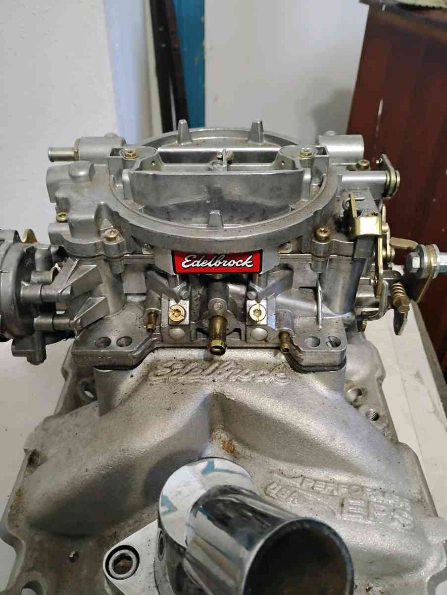 Edelbrock 1405 carburetor mounted on an Edelbrock Performer