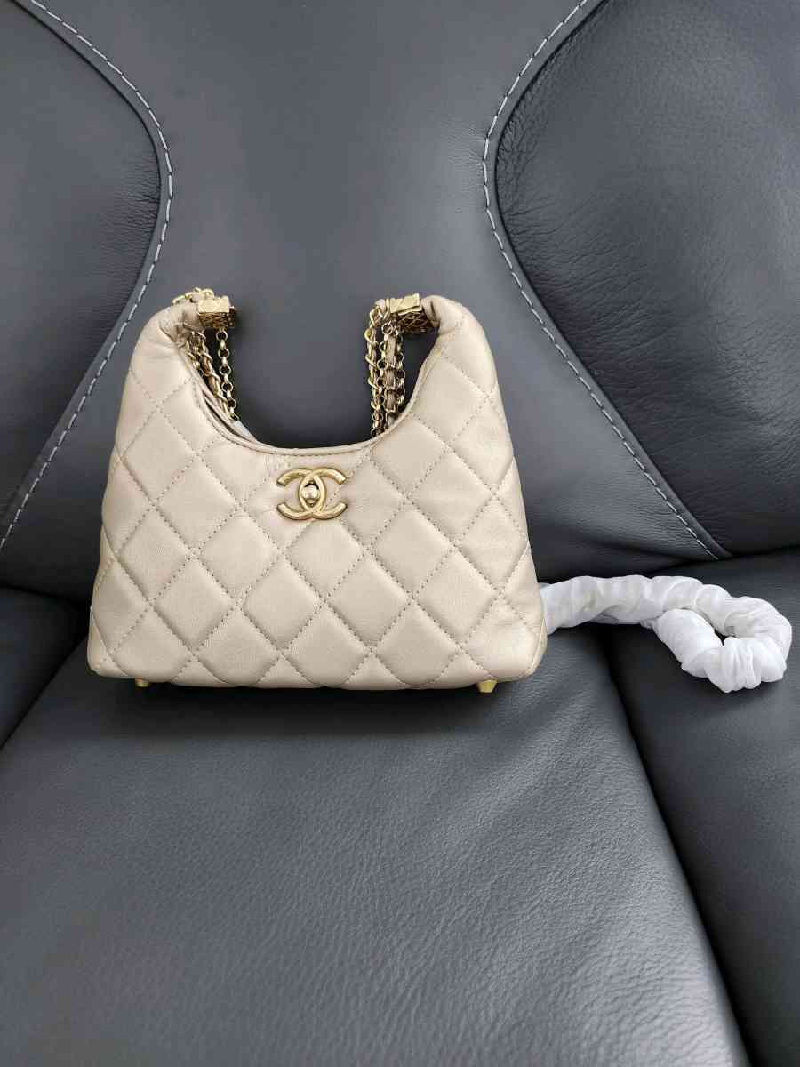 Elegant Quilted Beige Shoulder Bag  Gold Chain Strap  NEW