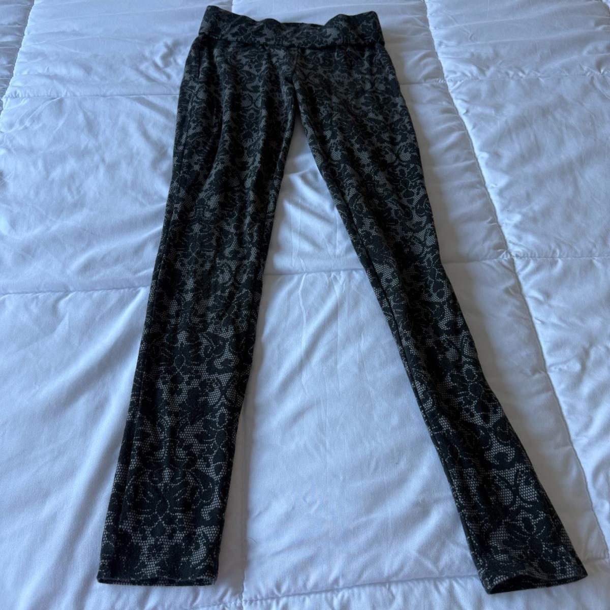 GUESS Black Lace Print Stretch Leggings  Slim Fit PullOn Pan - Los Angeles, California