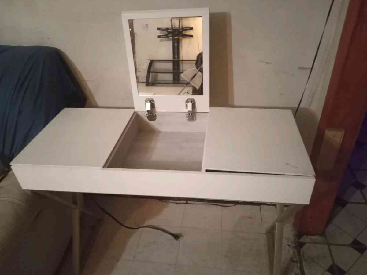 vanity table - Altamonte Springs, Florida - FleaMarketBay