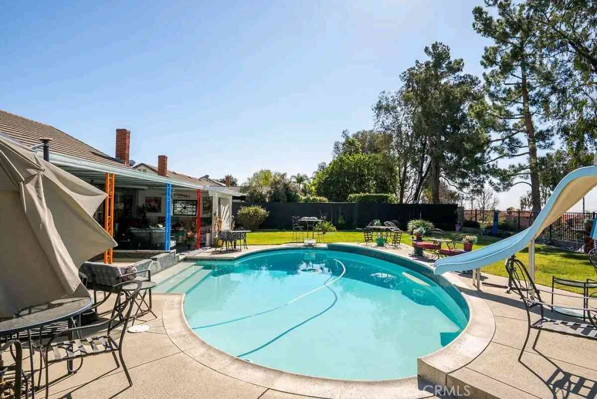 Tall patio chair and table - Moreno Valley, California - FleaMarketBay