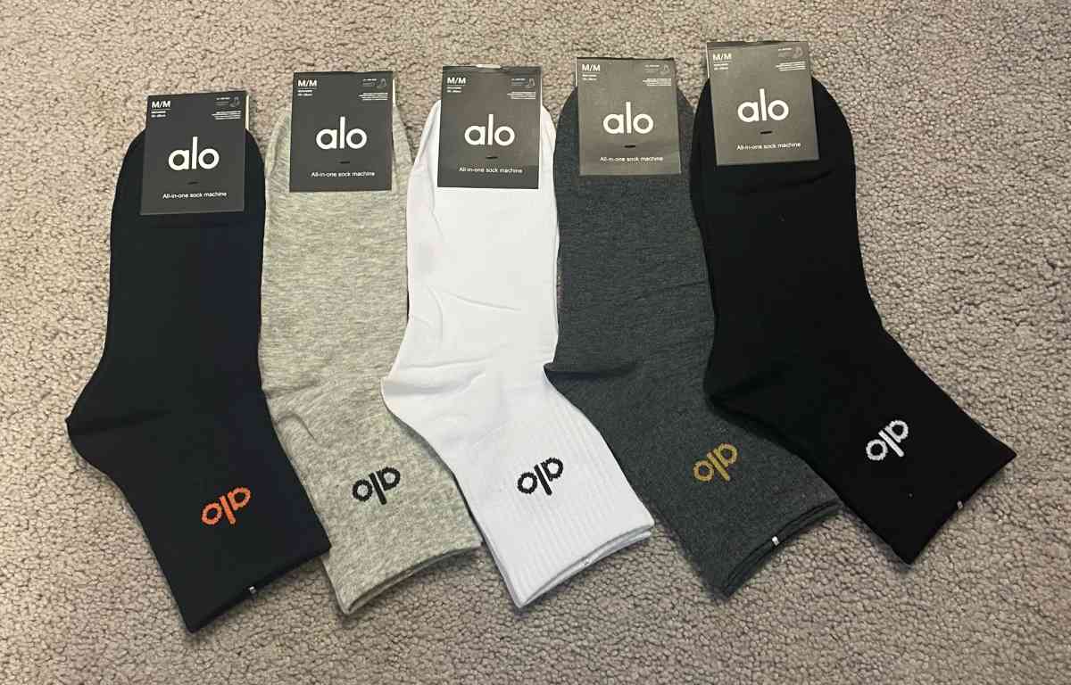 ALO Yoga Half Crew Socks unisex Medium - Albany, New York - FleaMarketBay