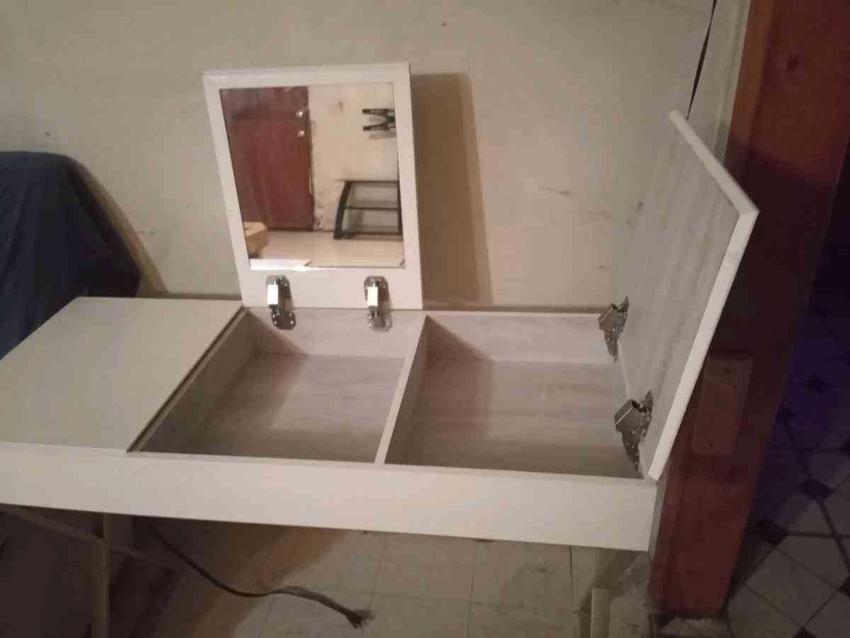 vanity table - Altamonte Springs, Florida - FleaMarketBay