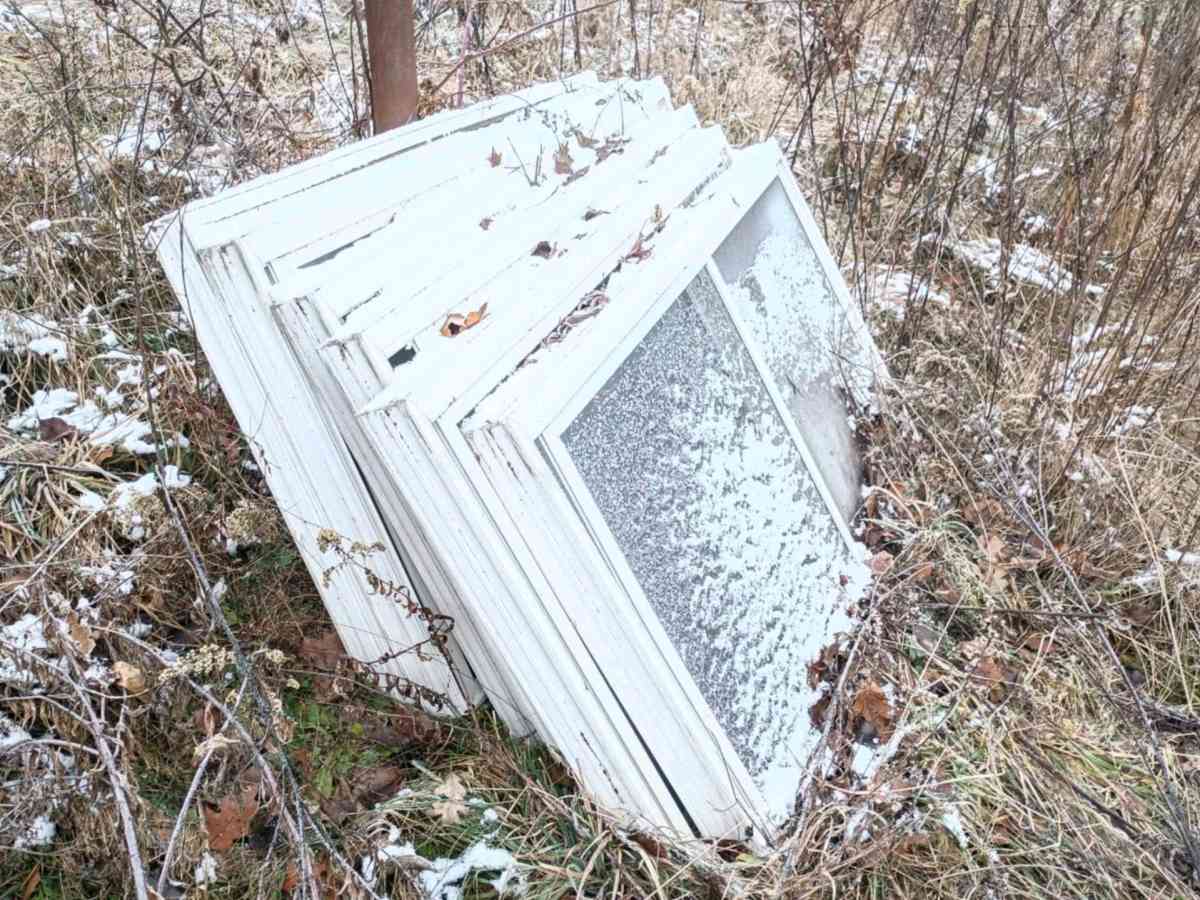 windows there are 9  they were over 200 for just one - Waverly, Ohio