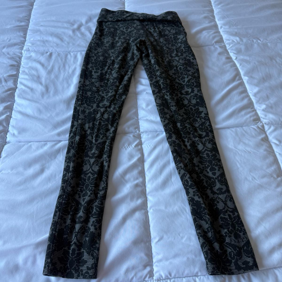 GUESS Black Lace Print Stretch Leggings  Slim Fit PullOn Pan - Los Angeles, California - FleaMarketBay