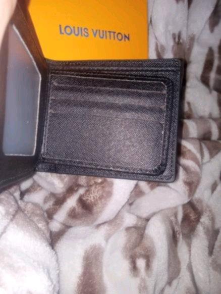 black Louis Vuitton wallet - Warren, Michigan - FleaMarketBay