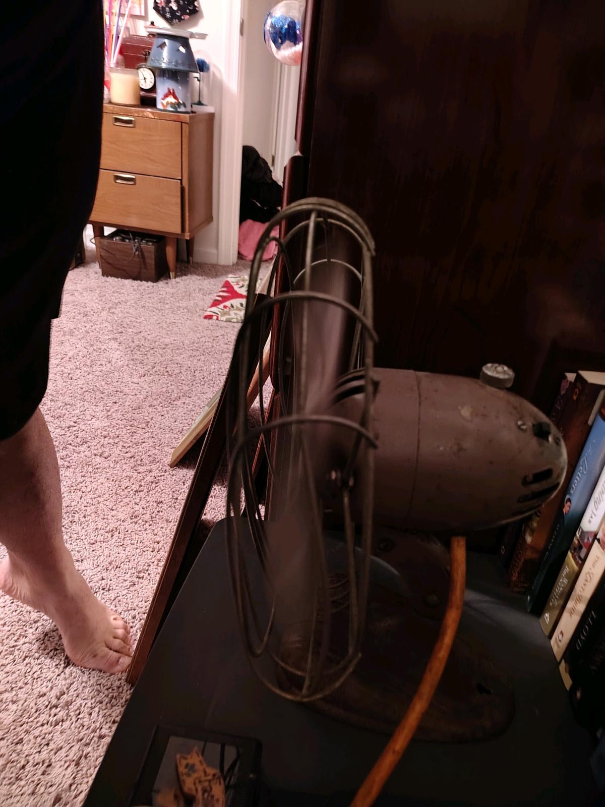 I have a vintage antique and old school  electric fan - Chambersburg, Pennsylvania - FleaMarketBay