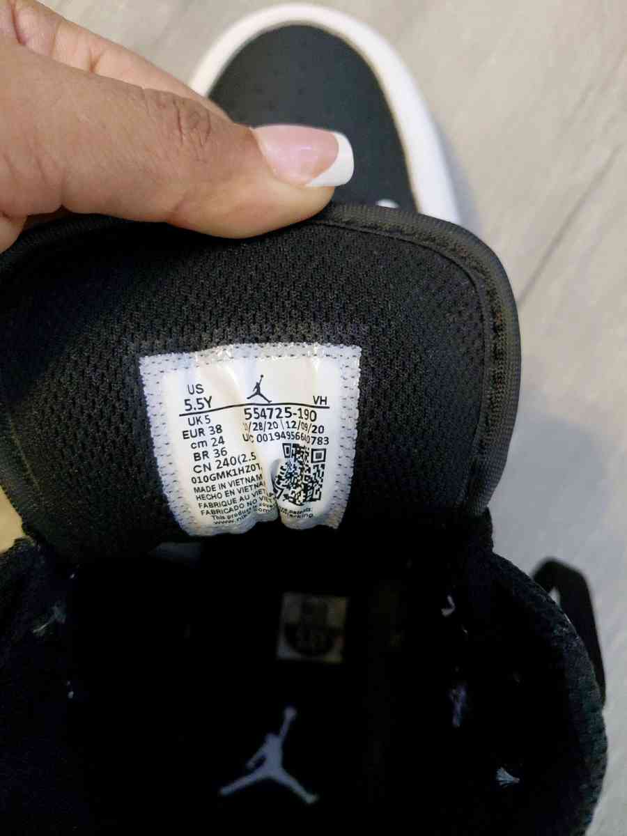 Air Jordan 1 Mid GS Black White and Gold size 5 - Houston, Texas