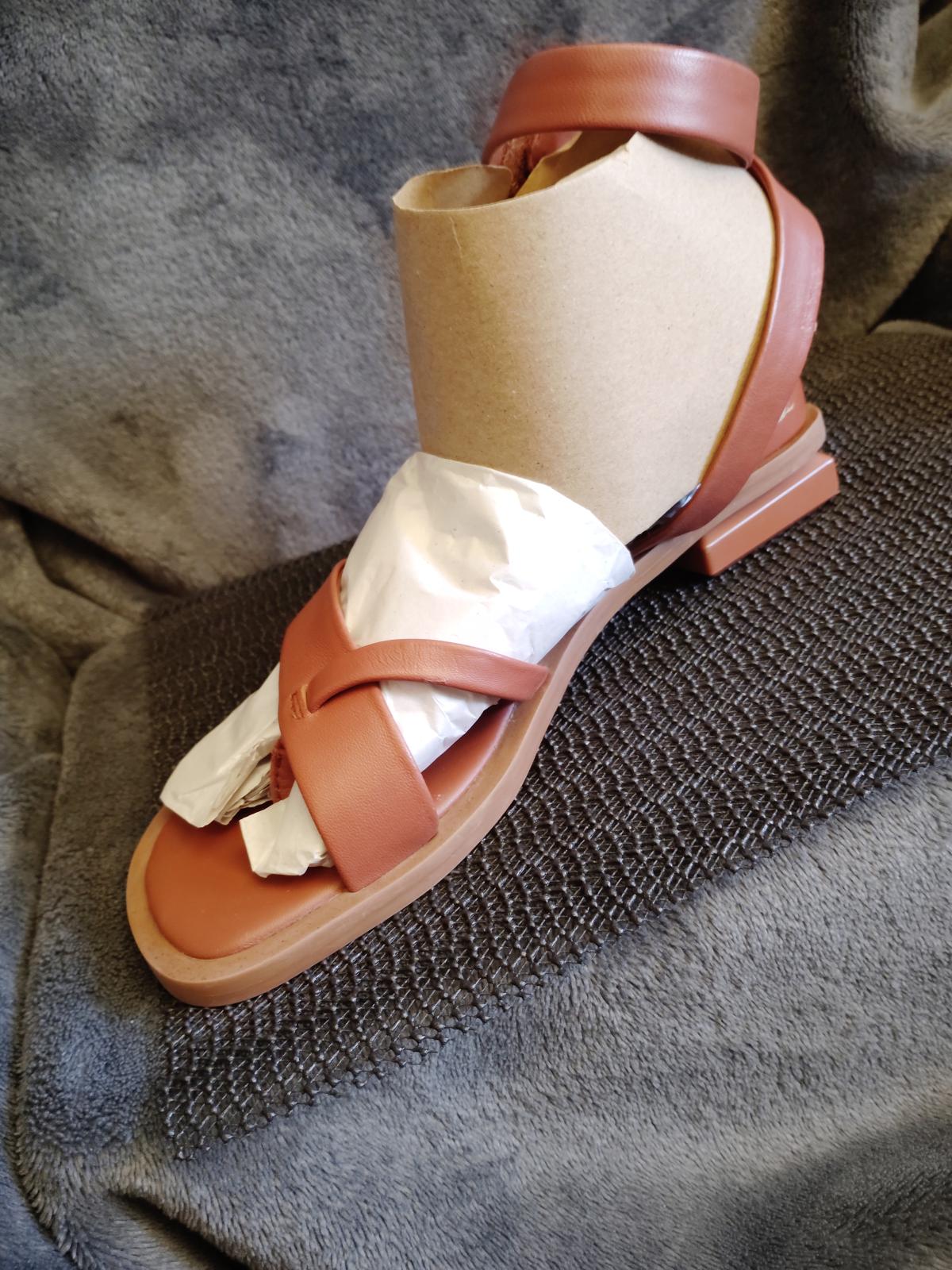 Franco Sato Woman's Parker Strappy Flat size 6 M - Virginia Beach, Virginia - FleaMarketBay