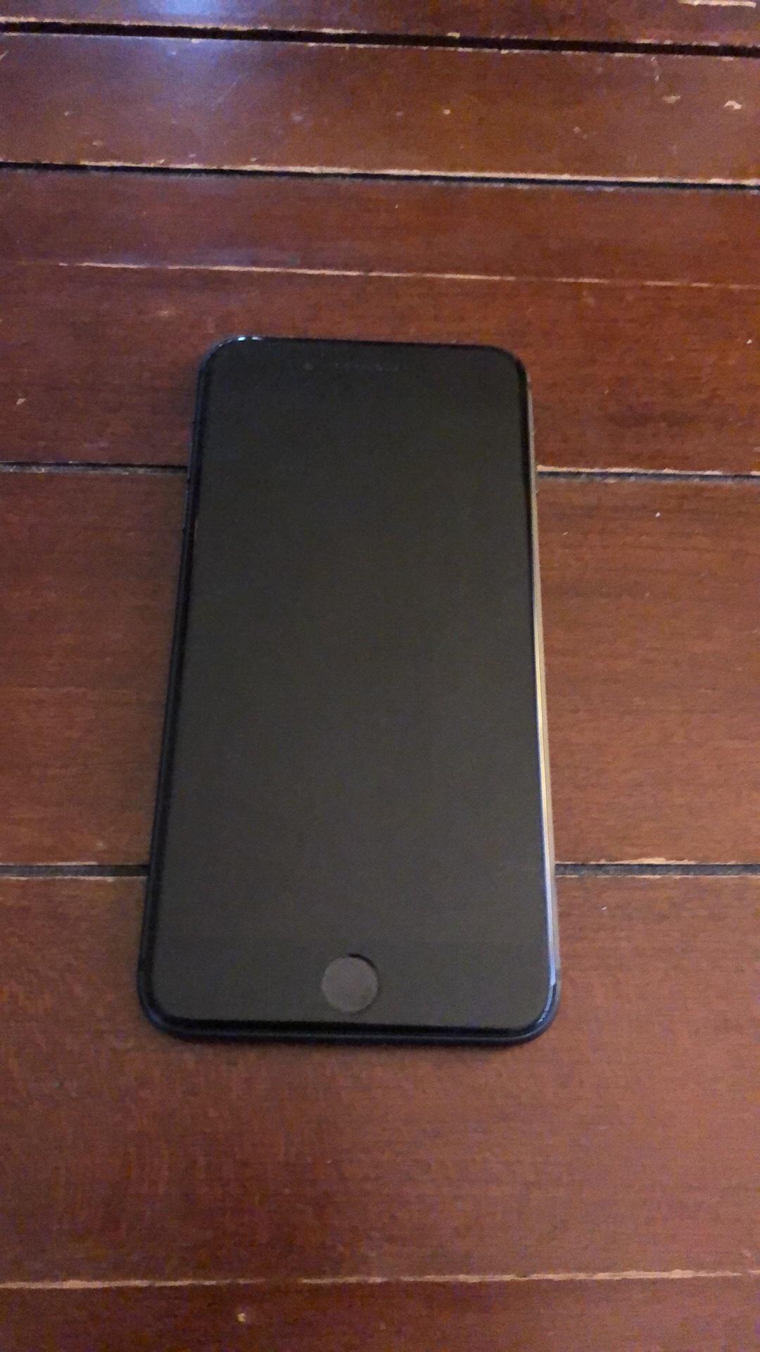 iPhone 8 w Charger - Hesperia, California - FleaMarketBay