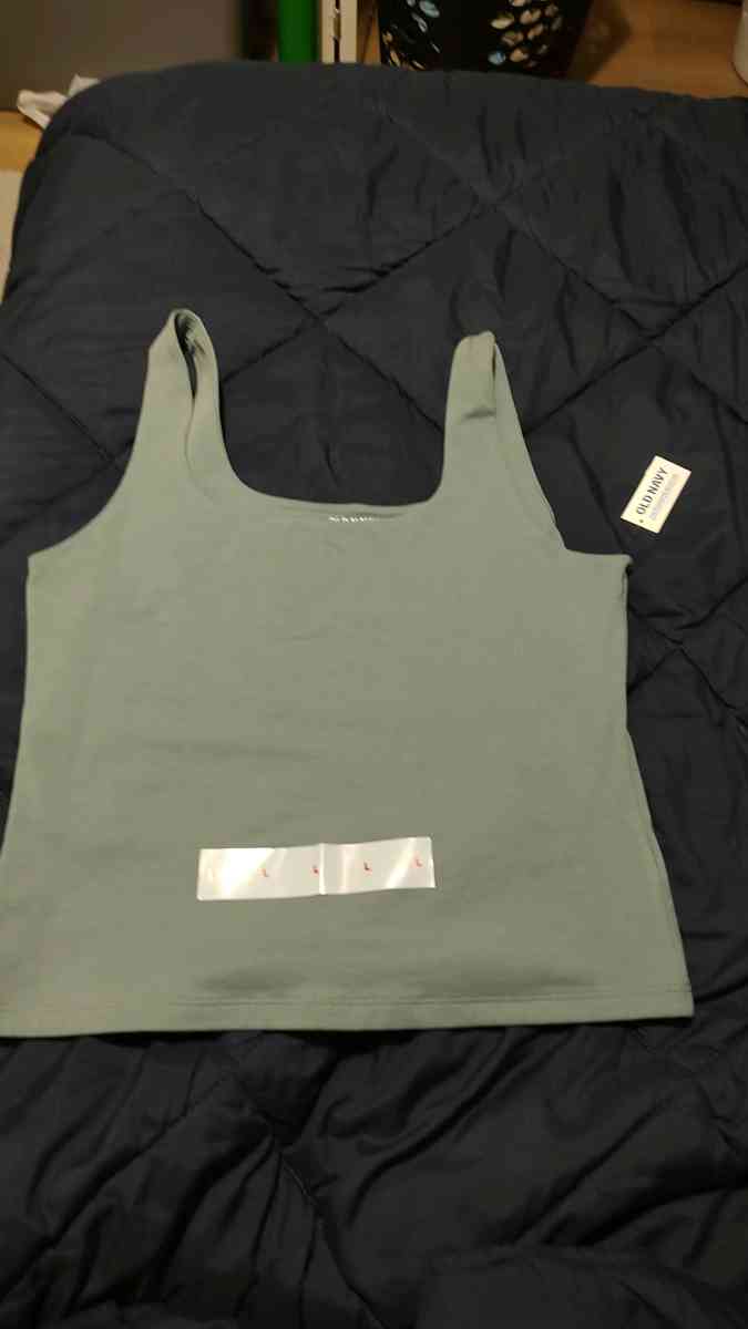 tank top - Scranton, Pennsylvania - FleaMarketBay