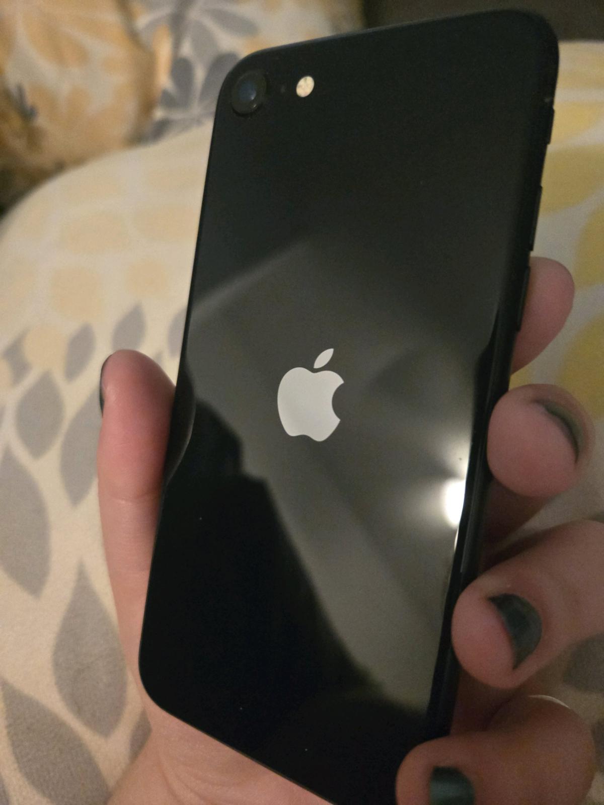 Apple iPhone SE 2022 3rd Gen A2595 64GB Midnight Black Unloc - Albuquerque, New Mexico - FleaMarketBay