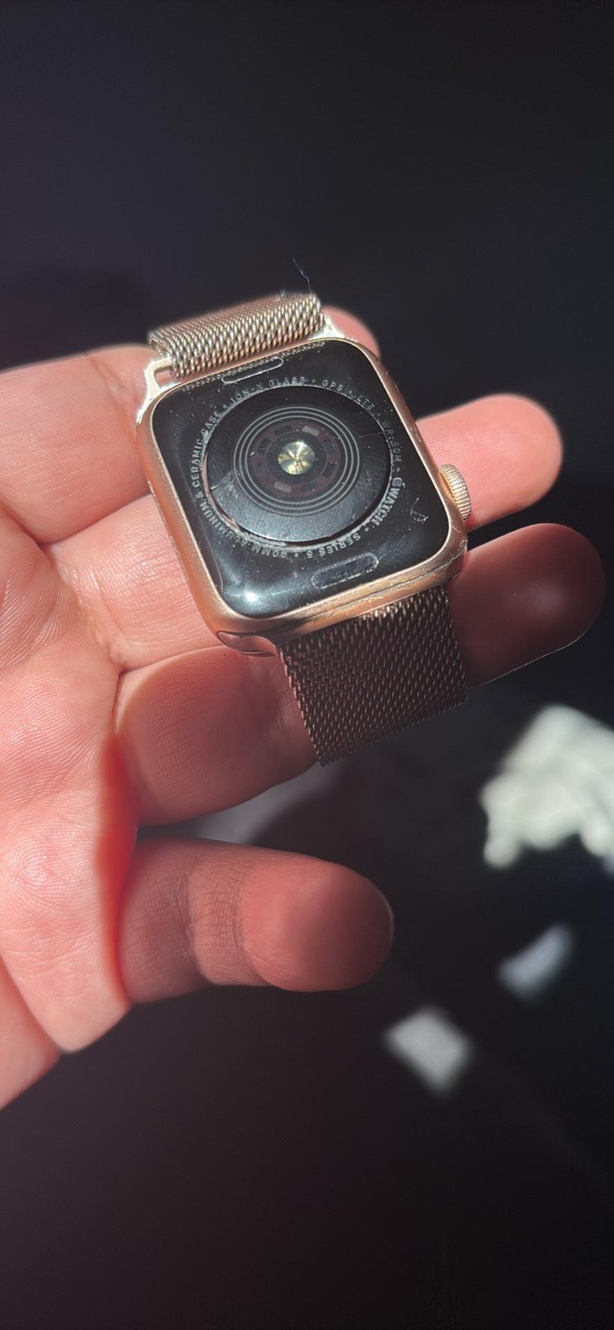 Apple Watch Series 5 40mm - Dallas, Texas - FleaMarketBay