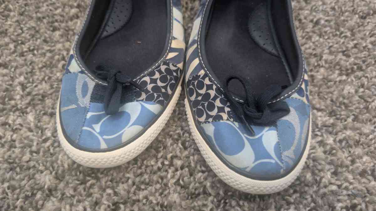 coach flats - Kansas City, Kansas - FleaMarketBay