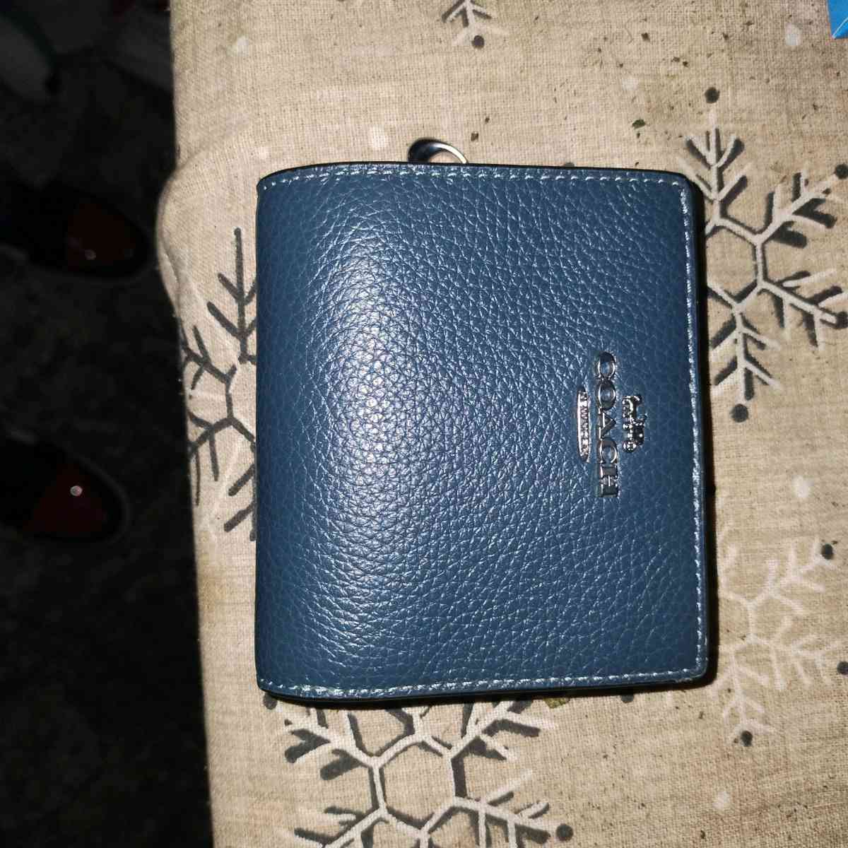 brand new coach wallet have the box too