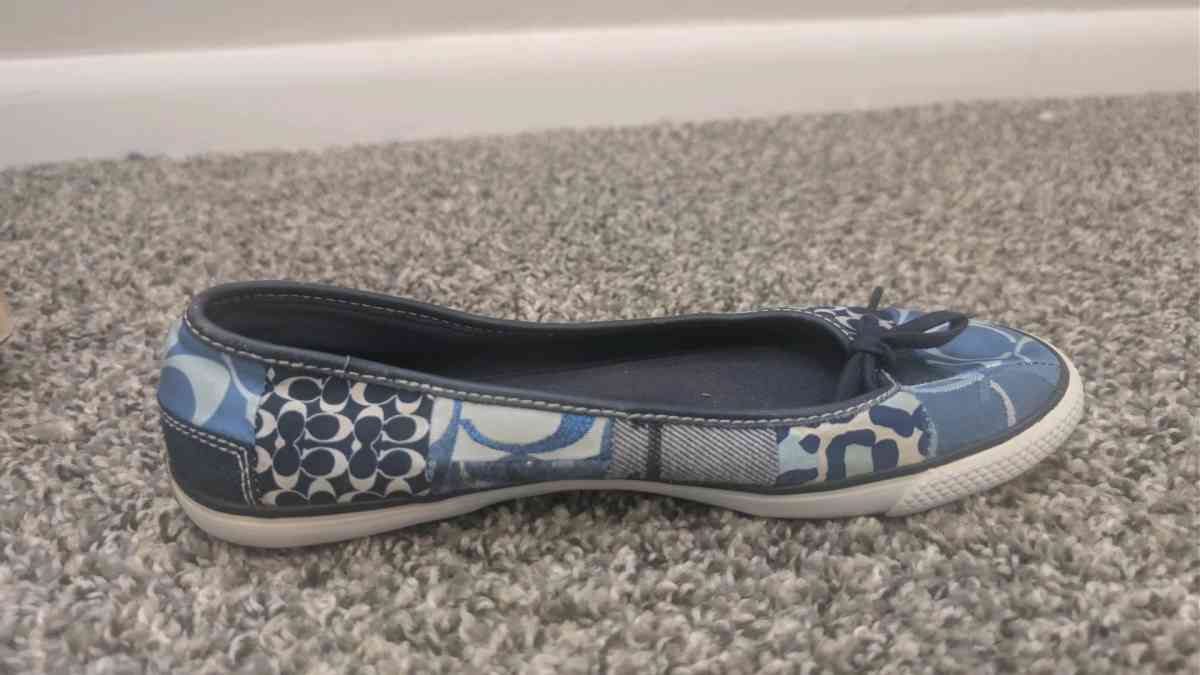 coach flats - Kansas City, Kansas - FleaMarketBay