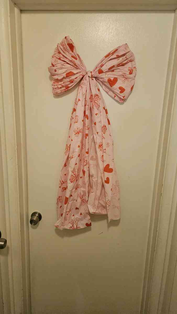 giant bows valentines themed - Racine, Wisconsin - FleaMarketBay
