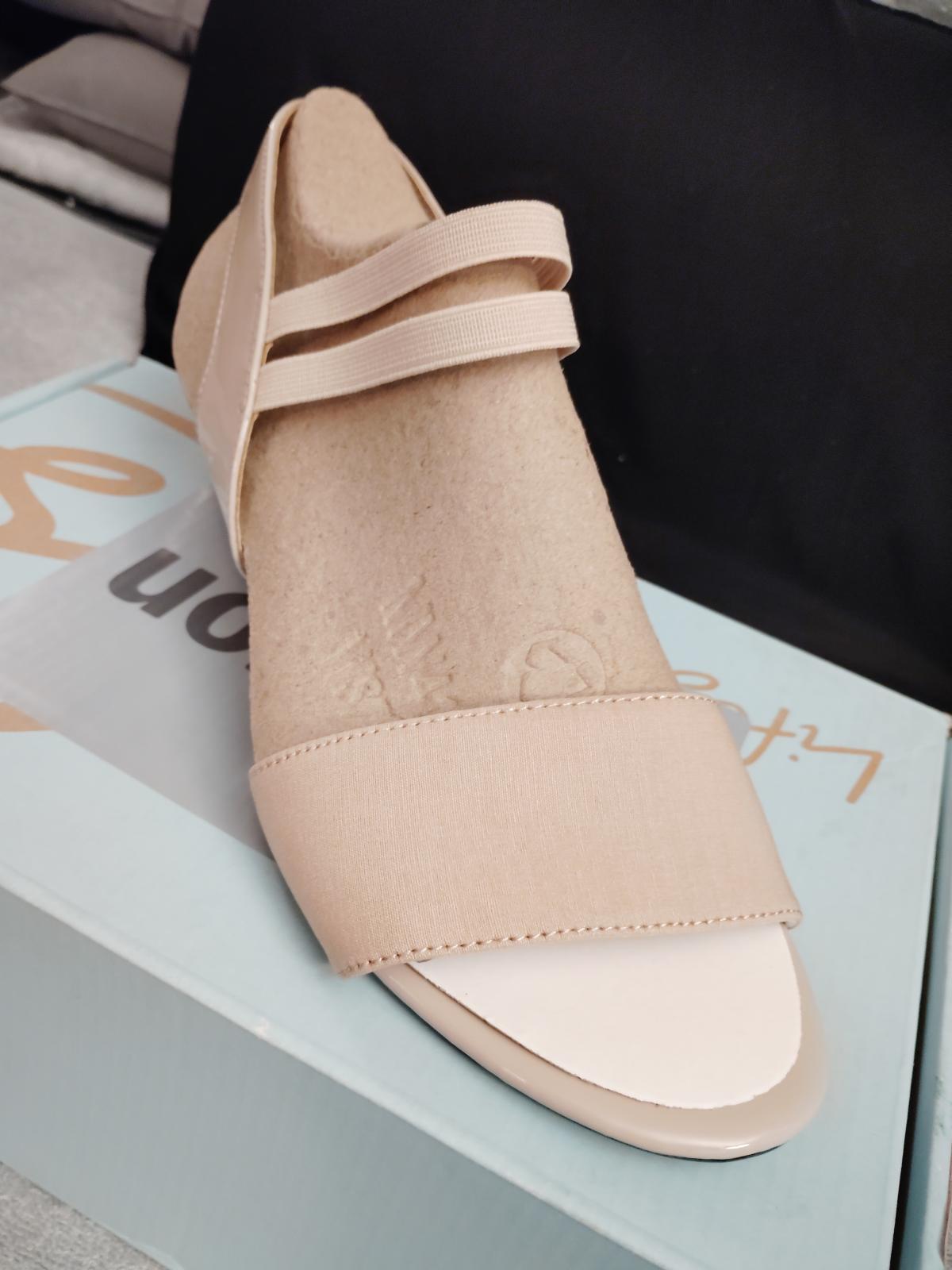 Life Stride Women's Yolo Ankle Strap Wedge Sandals beige size 8.5 - Virginia Beach, Virginia