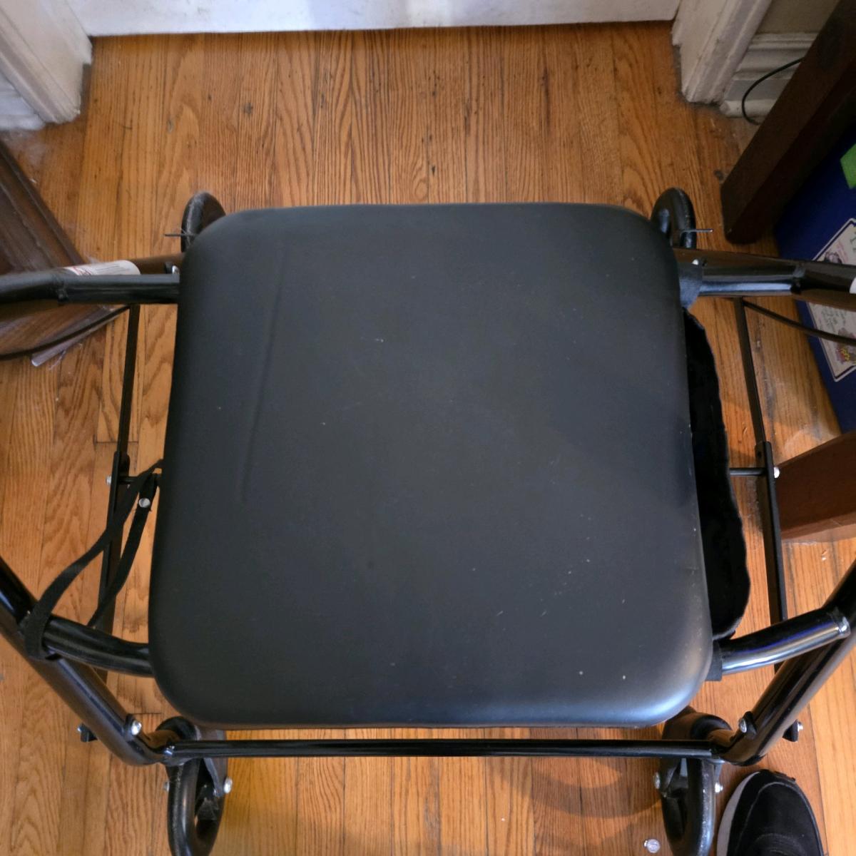 Medline Basic Rollator with seat - Inglewood, California - FleaMarketBay