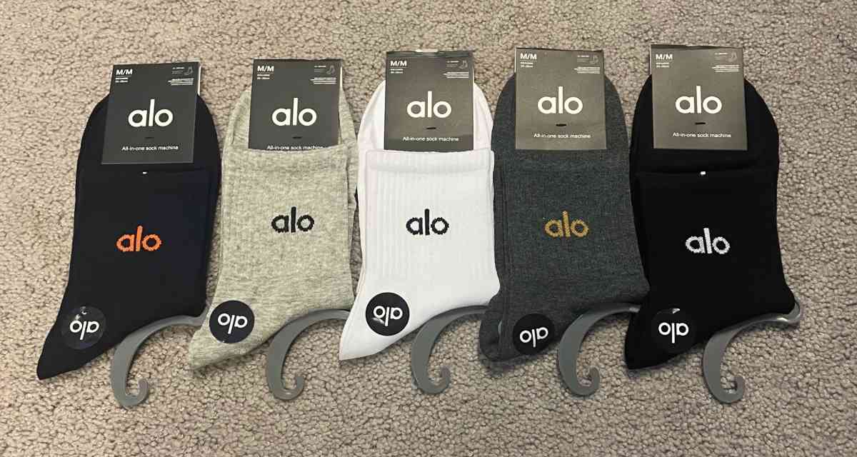 ALO Yoga Half Crew Socks unisex Medium - Albany, New York