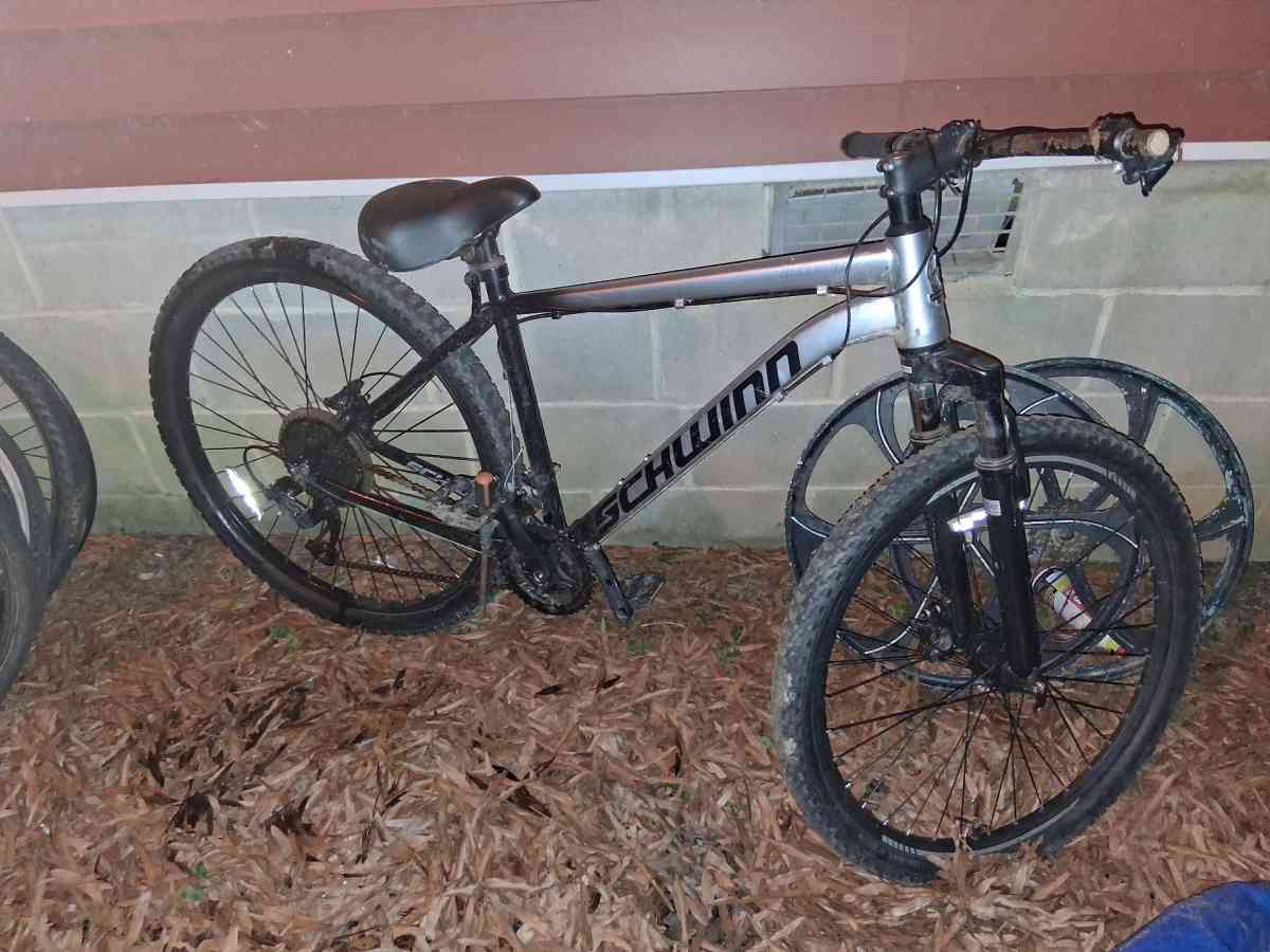 schwinn bicycle  2025 28 in tires and rims - Laurens, South Carolina - FleaMarketBay